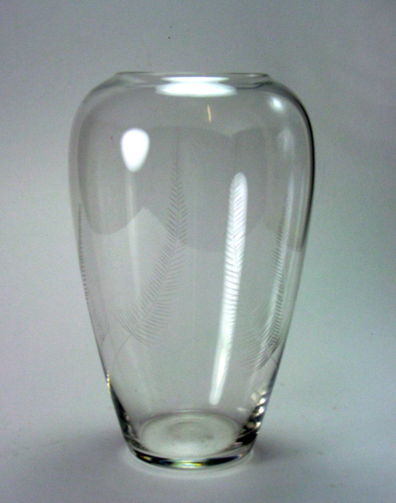 Vase mit gefiederten Blättern