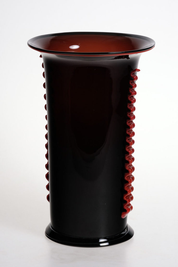 Vase mit roten Schlaufenbändern