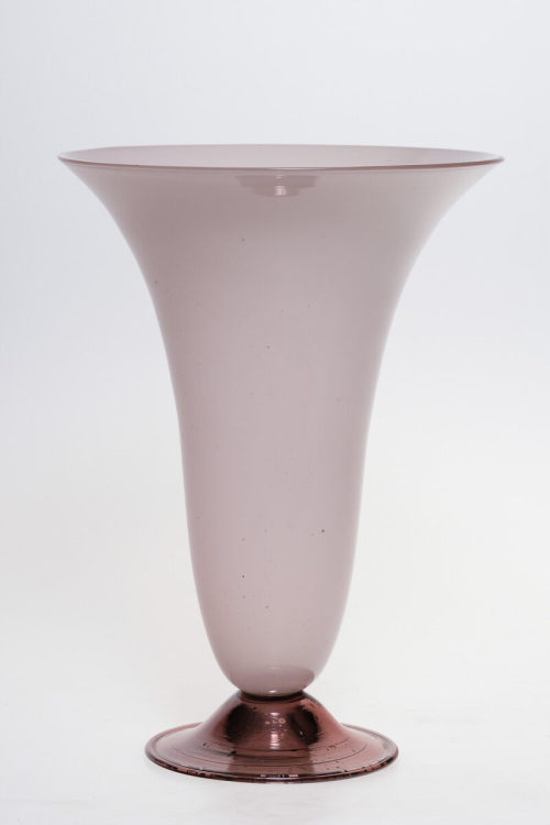 Unbekannt (Ausführung), Altrosafarbene Vase mit verspiegeltem Fuß, um 1930