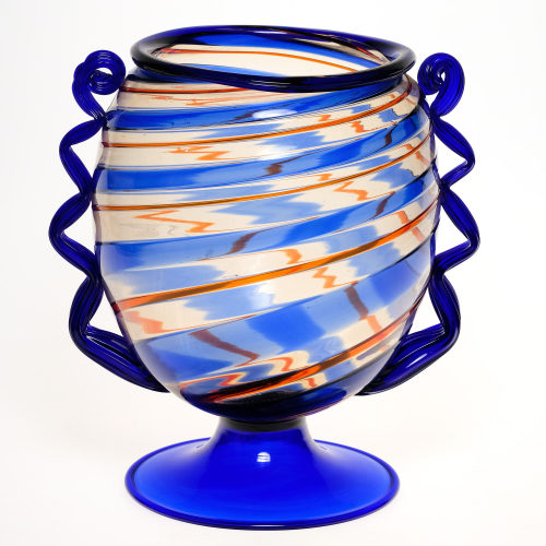 Unbekannt (Ausführung), Blaue Henkelvase mit Spiralen, um 1930