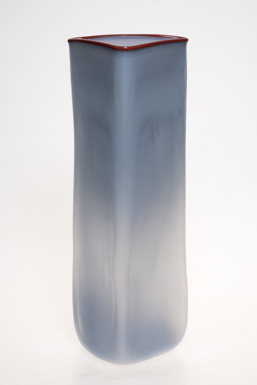 Unbekannt (Ausführung), Dreikantige, milchgraue Vase, 1990er-Jahre