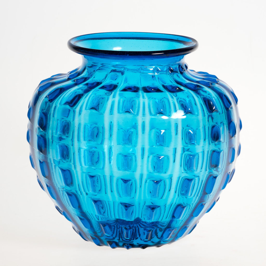 Blaue Vase mit gerippter Fadendekoration