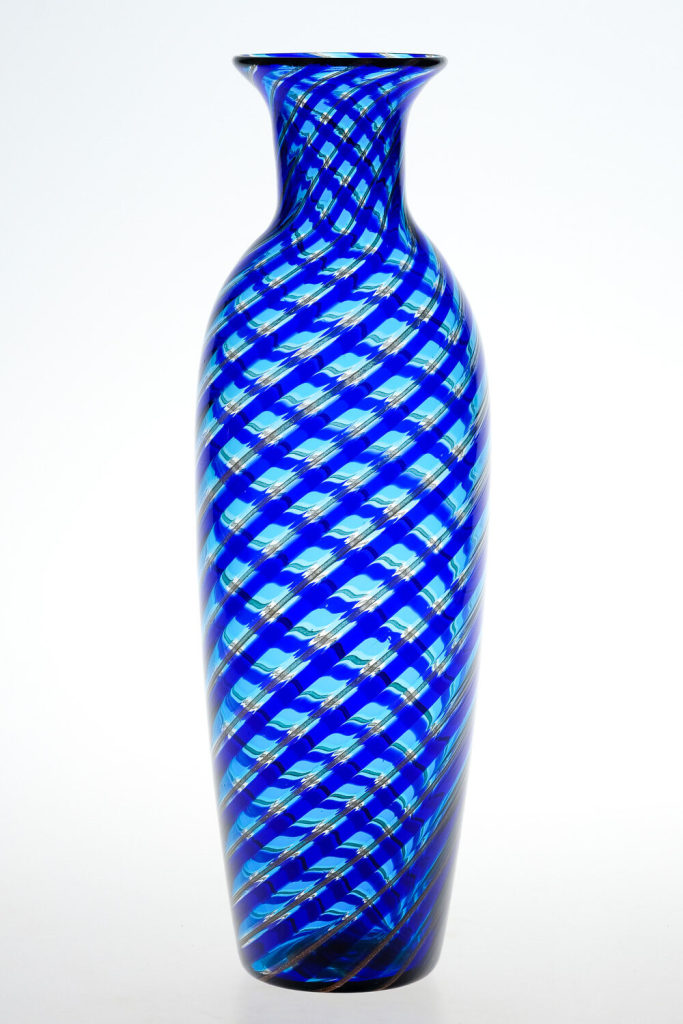 Vase mit Spiralstreifen