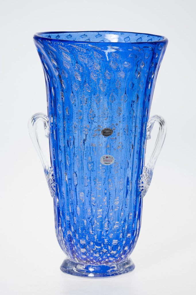 Blaue Henkelvase mit Silberflocken