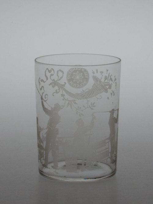 Val Saint-Lambert (Ausführung), Souvenirbecher mit Glasmachern, Um 1900–1925