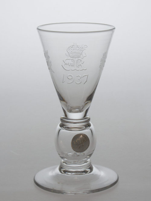 Stevens & Williams (Ausführung), Souvenirkelch zur Krönung Edwards VIII von Großbritannien, 1936