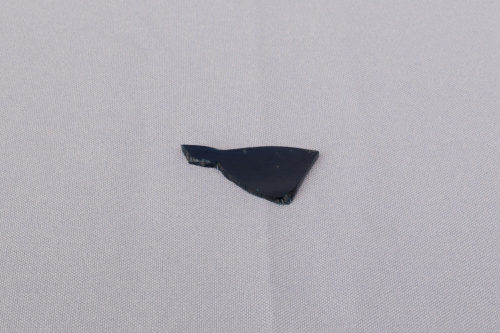 Unbekannt (Ausführung), Blaue Glasscherbe