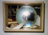 Andrea Natterer: ohne Titel, 2003, 14x19x8cm, Holz, Glas, CD, Stoff, Steine