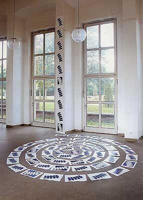 Irene Rietdorf-Soutter: Expansion (Installation), 2001, 350x350x450cm, Holzschnitt (Pitchpine), ...