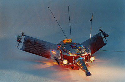 Johannes Gehrke: ZEIT-RAUM-FLIEGER (2002), Flügelspannweite 160 cm, max. Höhe bei ausgefahrenem ...