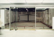 Joung-En Huh: Screen and Bench, 2003, 700 x 900 cm, Acrylfarbe auf Leinwand, Acryllack auf Holz