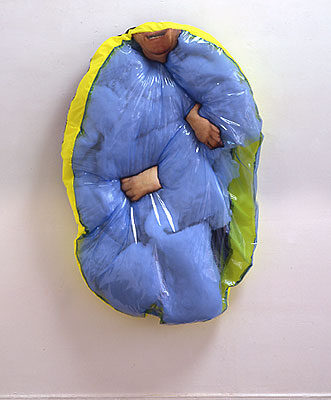 Julia Van Koolwijk: Helmut in Blau, 2001, 160 x 120 x 30 cm, Folie, Stoffe, Watte, Stoffdruck