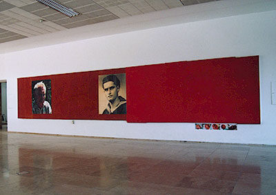 Terry Buchholz: Viktor, 2003, mixed media, 1460 x 260 cm, Installation im Museum 25. Mai, Belgr ...