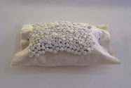 Iris Zogel: Süße Träume (2002), Marshmallows, Leinen, 12 x 28 x 19 cm