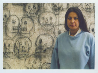 Rosaana Velasco: Künstlerin mit Calaveras, Kohle und Sand auf Nessel, 2002