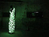 Anna Stöcker: Lichtkleid, 2008, 2 m hoch, 5 Stoff, Papier, Watte, Nachleuchtfarbe