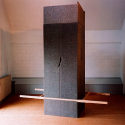 Wolfgang Kliege: Der steinerne GAst, 2007, Stoff, Holz, 256 x 210 x 86 cm