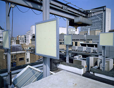Haypeter: Ohne Titel 2003, Installation auf dem Dach - Annely Juda Fine Art, London