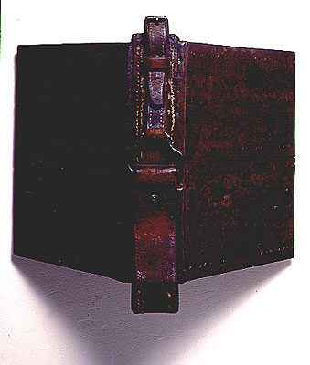 Horst Egon Kalinowski: Bible Harnachée/ Gewappnete Bibel, 50 x 45 x 35 cm, Caisson 2001, WVZ. 1 ...