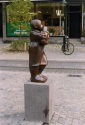 Hannelore Köhler: Mutter + Kind, Bronze, 1986, Düsseldorf Flurplätzchen