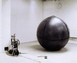 Dejan Saric: Ball, Rauminstallation/ Gummiobjekt (H: 180 cm), Maschine, 2001