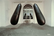 Dejan Saric: mobil 2, Rauminstallation/ Gummiobjekte (H: 350 cm), Maschine, 2002