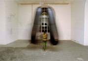 Dejan Saric: mobil 2, Rauminstallation/ Gummiobjekte (H: 350 cm), Maschine, 2002