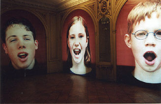 Birgit Huebner: Singende, 2003, 3x4x3m, Digitaldruck auf PVC-Folie