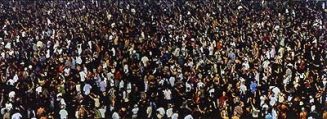 A. Gursky: Mayday IV, c-print, 205x505cm, 2000