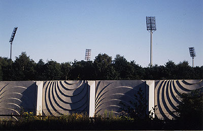 Reinhard Omir: FAHNENWALD, 1993, Höhe ca. 9,5 m, Edelstahl, Hansa-Park, Düsseldorf