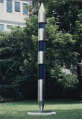 Hildegard Tolkmitt: Balance, Edelstahl/ Acrylglas - blau, 4,80 x 0,34 m, Standort: Klinikum Düs ...