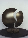 Hildegard Tolkmitt: Brunnenobjekt, Polyester/ Bronce, Durchmesser 2,40 x 0,30 m, 1998