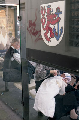 Georgy Pervov: "Düsseldorf, an der Haltestelle, 15. Oktober 2005, (Totalrealism)" , Fotografie  ...