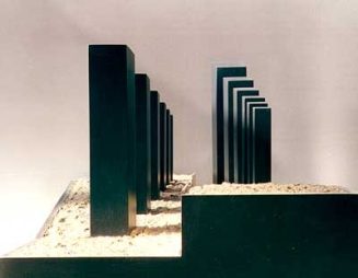 Jürgen Krause: Doppelte Säulenreihe, Objekt Kunststoff, Holz, Sand, 1992