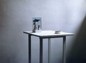 Jürgen Gromoll: Hegel went to Hollywood Tischszene mixed Media, 78x50x120cm, 200315x10x23 cm, 2 ...