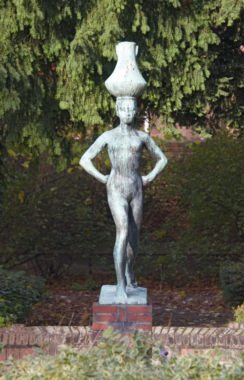 Bernhard Sopher (Bildhauer*in), Schreitende Wasserträgerin, 1925/1954