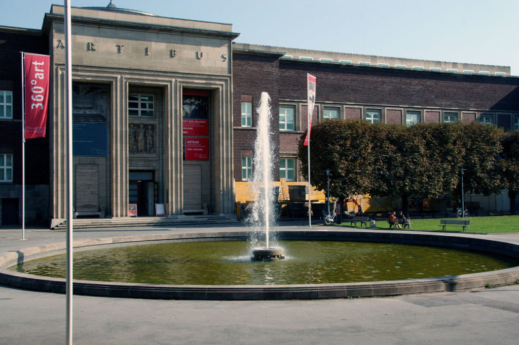 Wilhelm Kreis, Brunnen im Ehrenhof, 1926