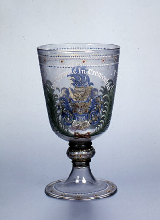 Wappenpokal mit Devise "Da Domine In Crementum" und "1645"