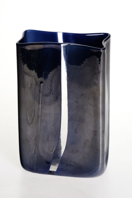 Toni Zuccheri (Entwurf), Blaue irisierte Kantvase, um 1967/68