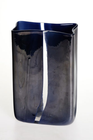 Blaue irisierte Kantvase