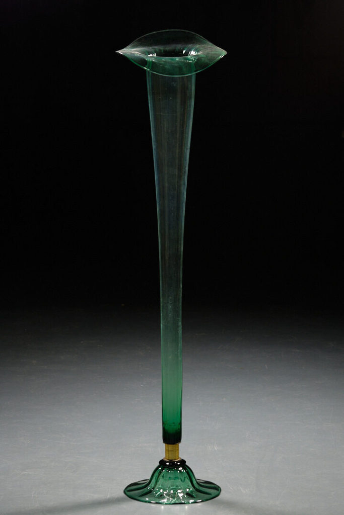 "Trompeten"-Bodenvase mit Messingmontierung