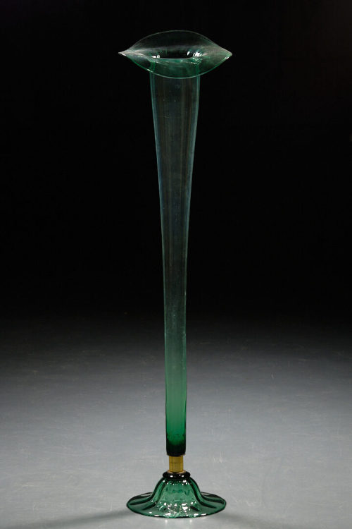 Charles Kempton & Sons (Albert Glass Works) (Ausführung), "Trompeten"-Bodenvase mit Messingmontierung, ca. 1880–1900