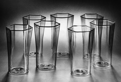 Unbekannt (Ausführung), Glasbecher mit rotem Rand, vermutlich 1980er-Jahre