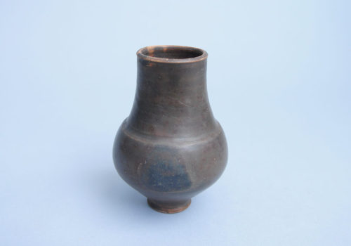 Unbekannt (Hersteller*in), Miniatur-Becher mit grau-braunem Glanzton, 1. - 3. Jahrhundert, römische Kaiserzeit