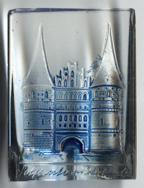 Abzeichen des Winterhilfswerkes (WHW) mit Holstentor in Lübeck, Hermannsdenkmal, Brandenburger Tor und Karlstein bei Prag, um 1940–1945