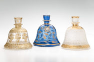 Indische Hukka-Gefäße im Glasmuseum Hentrich, Kunstpalast (P 1985-298, P 1981-296, P 1982-14).