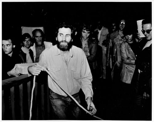 Nic Tenwiggenhorn (Fotograf*in), Allan Kaprow, Happening "City Works", Bochum, Oktober 1971