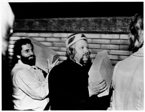 Nic Tenwiggenhorn (Fotograf*in), Allan Kaprow und Wolf Vostell, Happening "City Works", Bochum, Oktober 1971