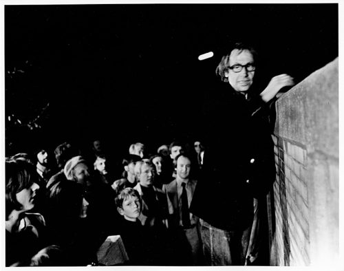 Nic Tenwiggenhorn (Fotograf*in), Robert Filliou während des Happening "City Works" von Allan Kaprow, Bochum, Oktober 1971