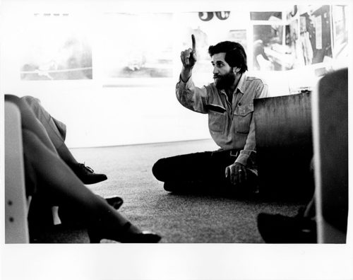 Nic Tenwiggenhorn (Fotograf*in), Allan Kaprow, Galerie Inge Baecker, Bochum, Oktober 1971